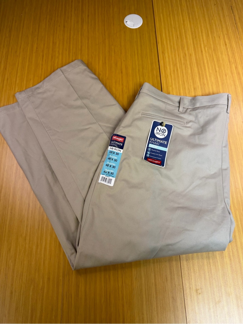Men’s Wrangler Ultimate Khaki No Iron Pleated Classic Fit Invisible Flex 46x30